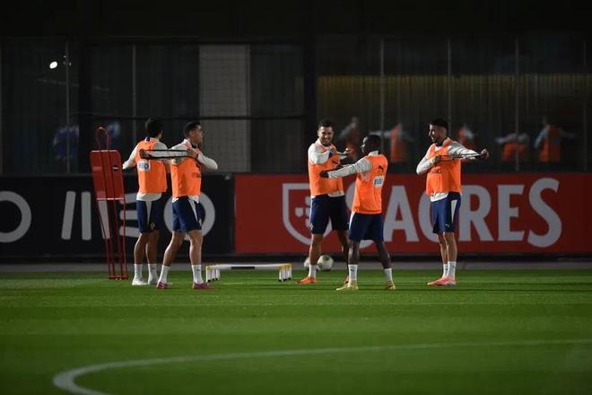 爱游戏 -里程碑夜！葡萄牙体育门线救险；英超转会期刷纪录；话题不断；球队文化再被提及(c罗发文告别利雅得胜利)